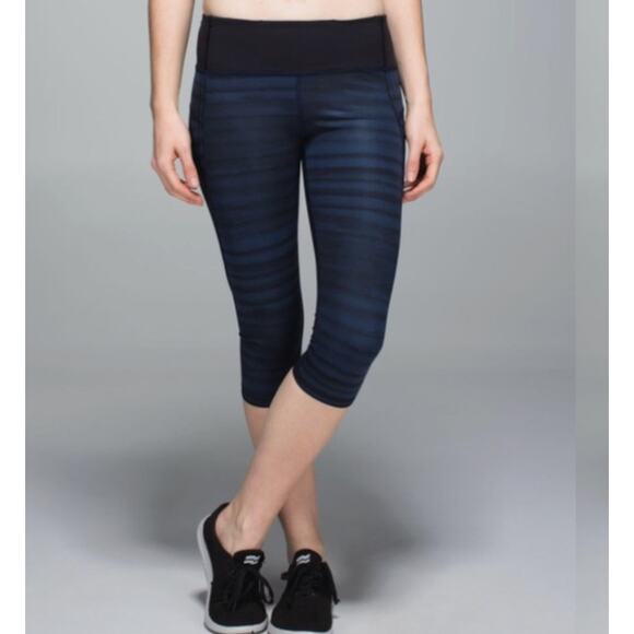 LULULEMON Black Blue Striped Top Speed Cropped Leggings Women's Size 8 Gym - Picture 7 of 7